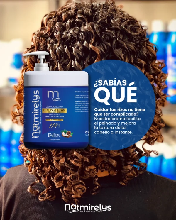 Envase de Crema para Peinar de Natmirelys, ideal para hidratar, definir y controlar el frizz en rizos sin apelmazarlos.